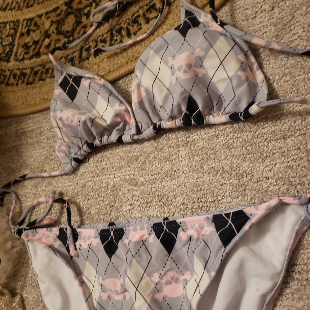 Bikini - Picture 2 of 3